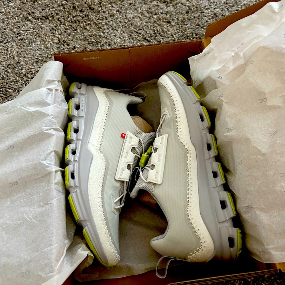 ON Womens Cloudaway Sz9 in Ice|Glacier